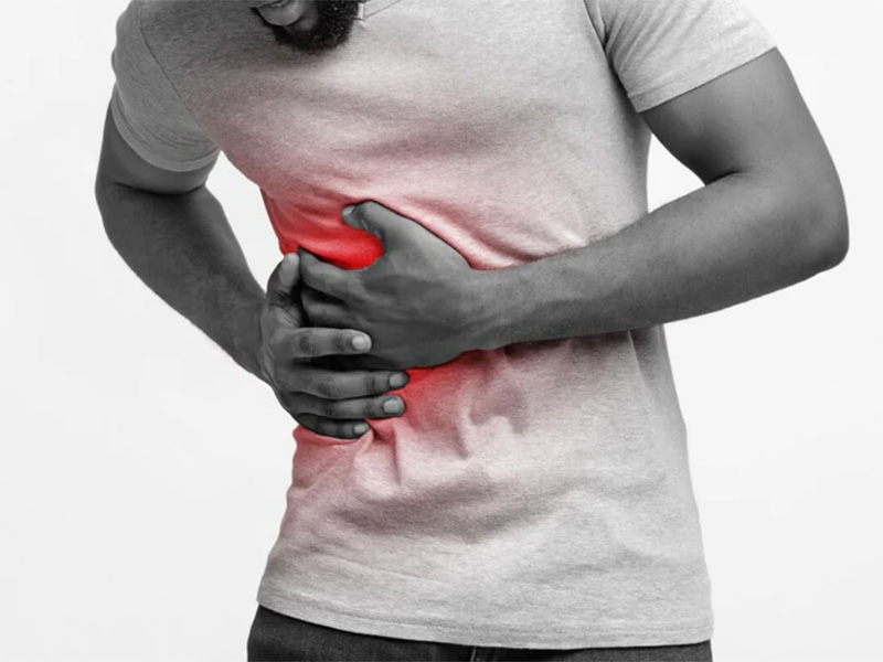 Đau vùng hạ sườn phải là biểu hiện thường gặp của bệnh sỏi thận 