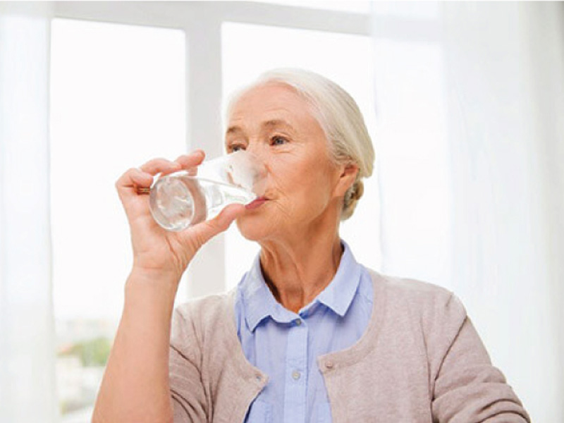 Uống nước nhiều giúp phòng ngừa sỏi thận