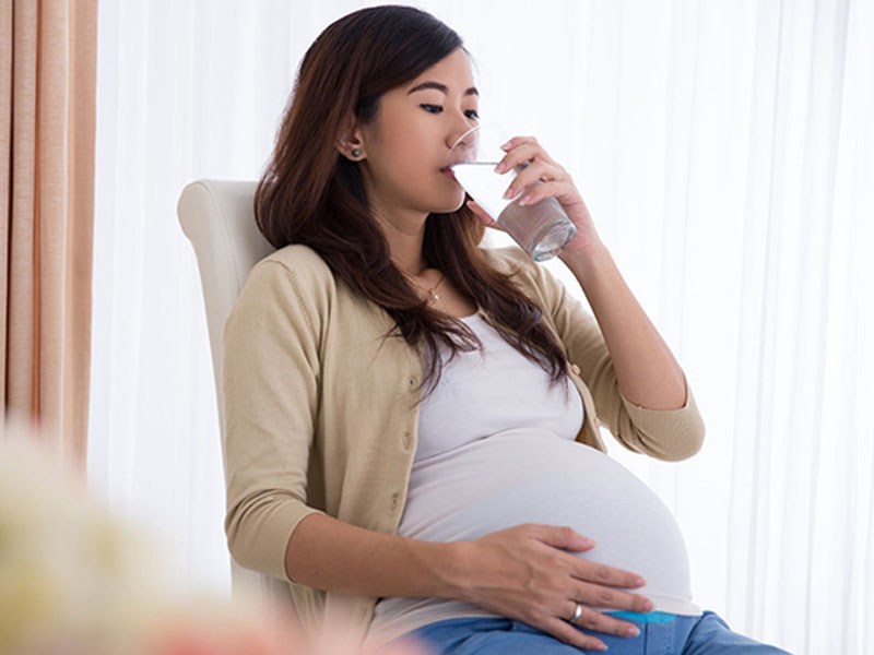 Uống không đủ lượng nước làm tăng khả năng hình thành nên sỏi thận ở phụ nữ mang thai 