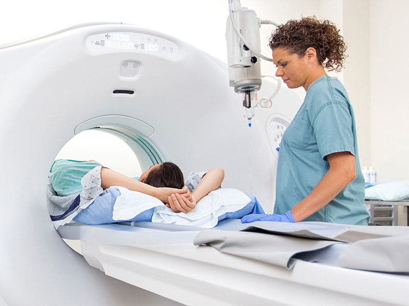 Chụp CT bụng phát hiện sỏi niệu quản trái đoạn đầu 1/3 