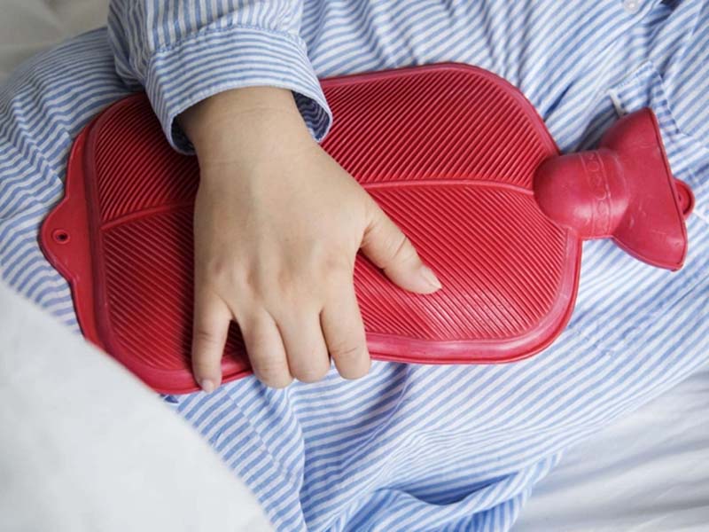 Chườm nóng giúp giảm cơn đau sỏi thận