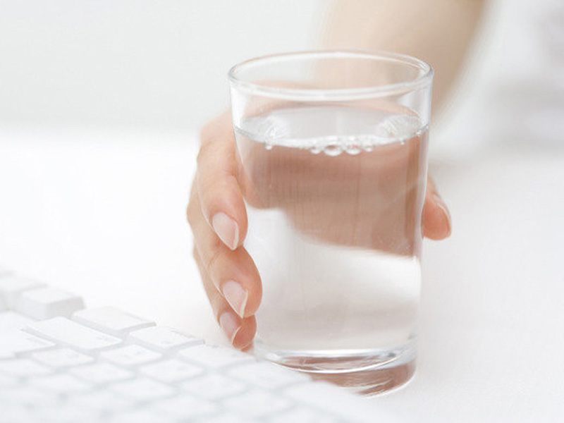  Người mắc bệnh sỏi thận nên uống ít nhất 2 lít nước lọc mỗi ngày 