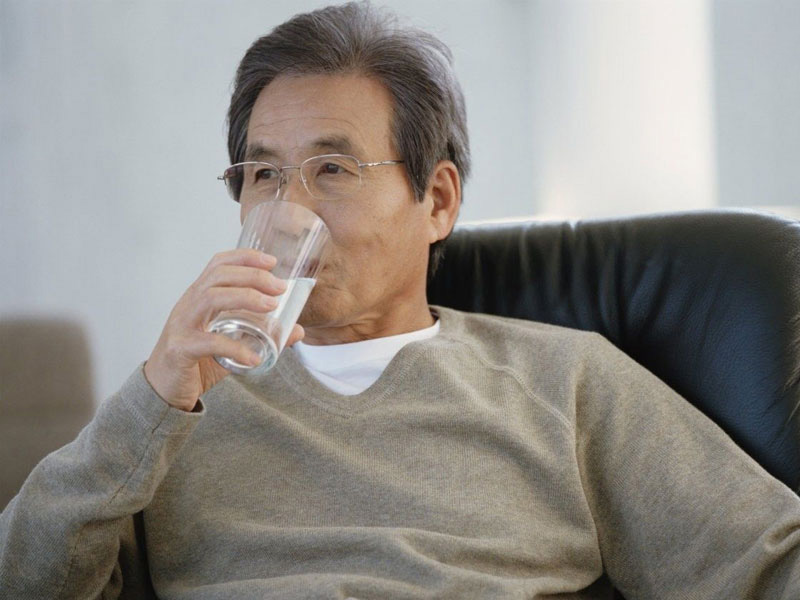 Bạn nên uống đủ nước mỗi ngày để tránh mắc bệnh sỏi thận